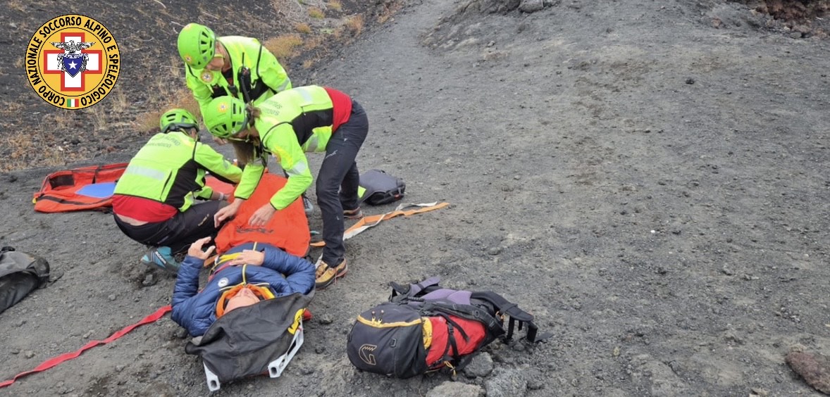 Etna, escursionista si infortuna sui Monti Sartorius: soccorso dal CNSAS