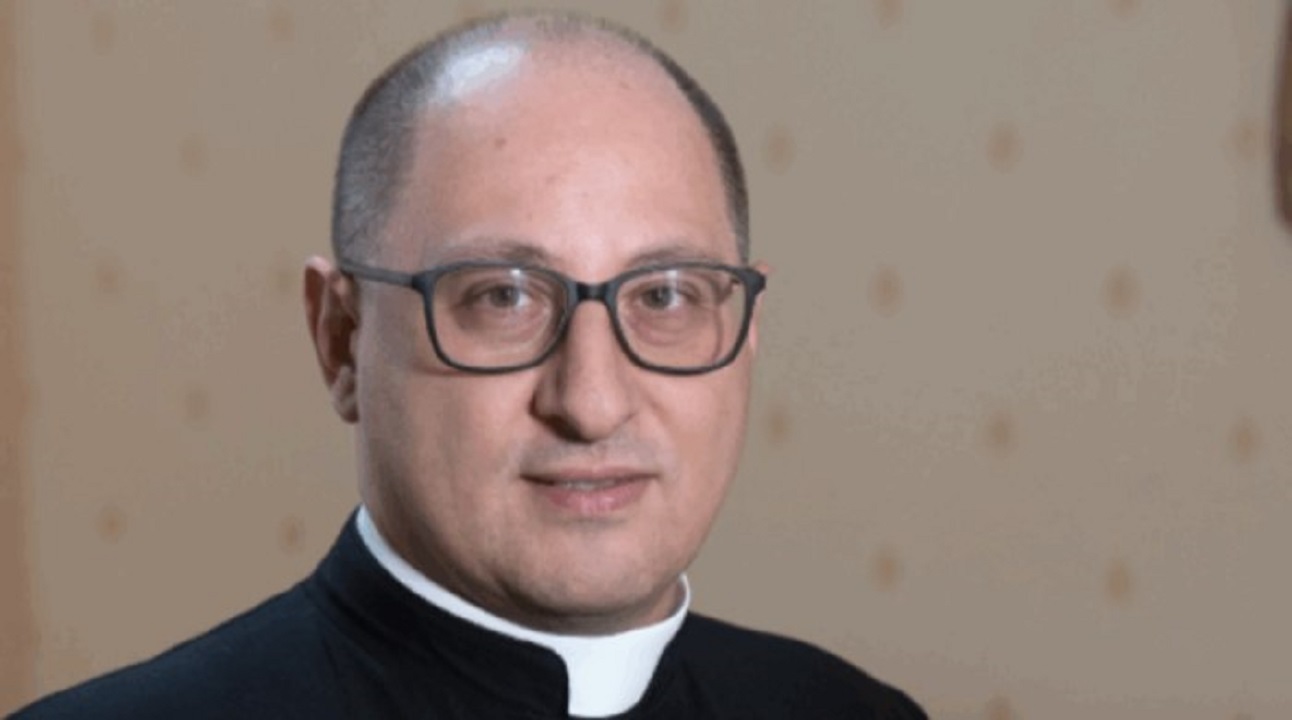 Il coltello nascosto in casa e la “foto” delle telecamere: ci sarebbe un 26enne dietro l’accoltellamento don Nunzio Samà
