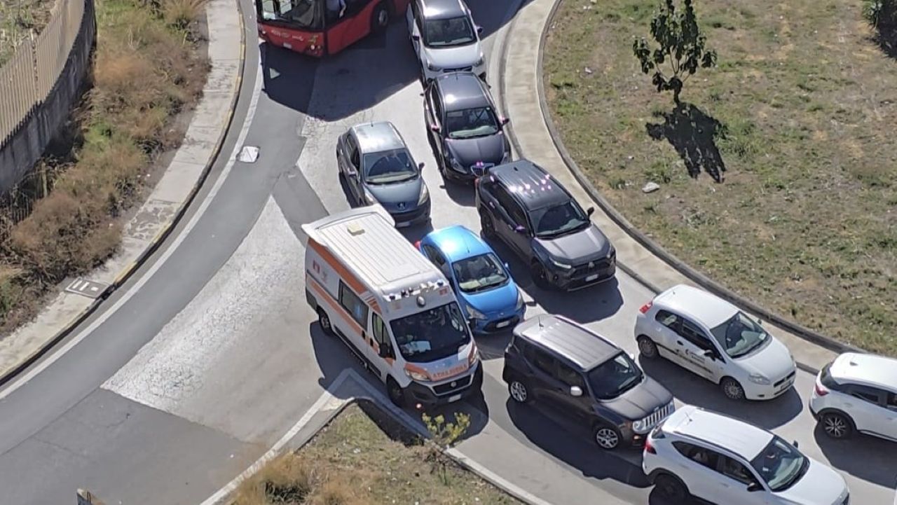 Catania, ambulanze in coda per entrare all’ospedale San Marco Catania, ambulanze in coda per entrare all’ospedale San Marco