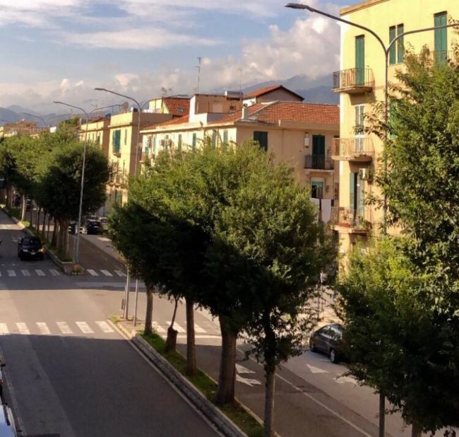 Incidente in via La Farina a Messina: pirata della strada in scooter investe una donna e scappa