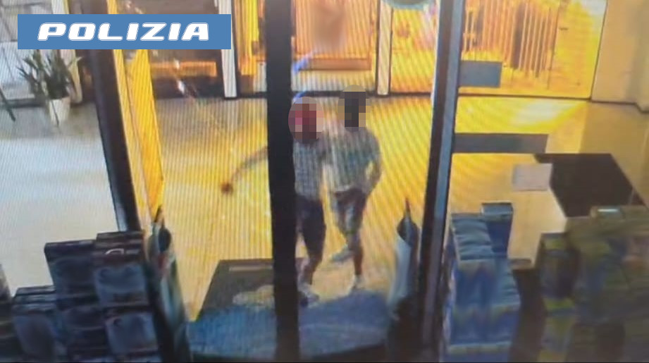 Furto ad Acireale: denunciati due giovani della provincia di Siracusa