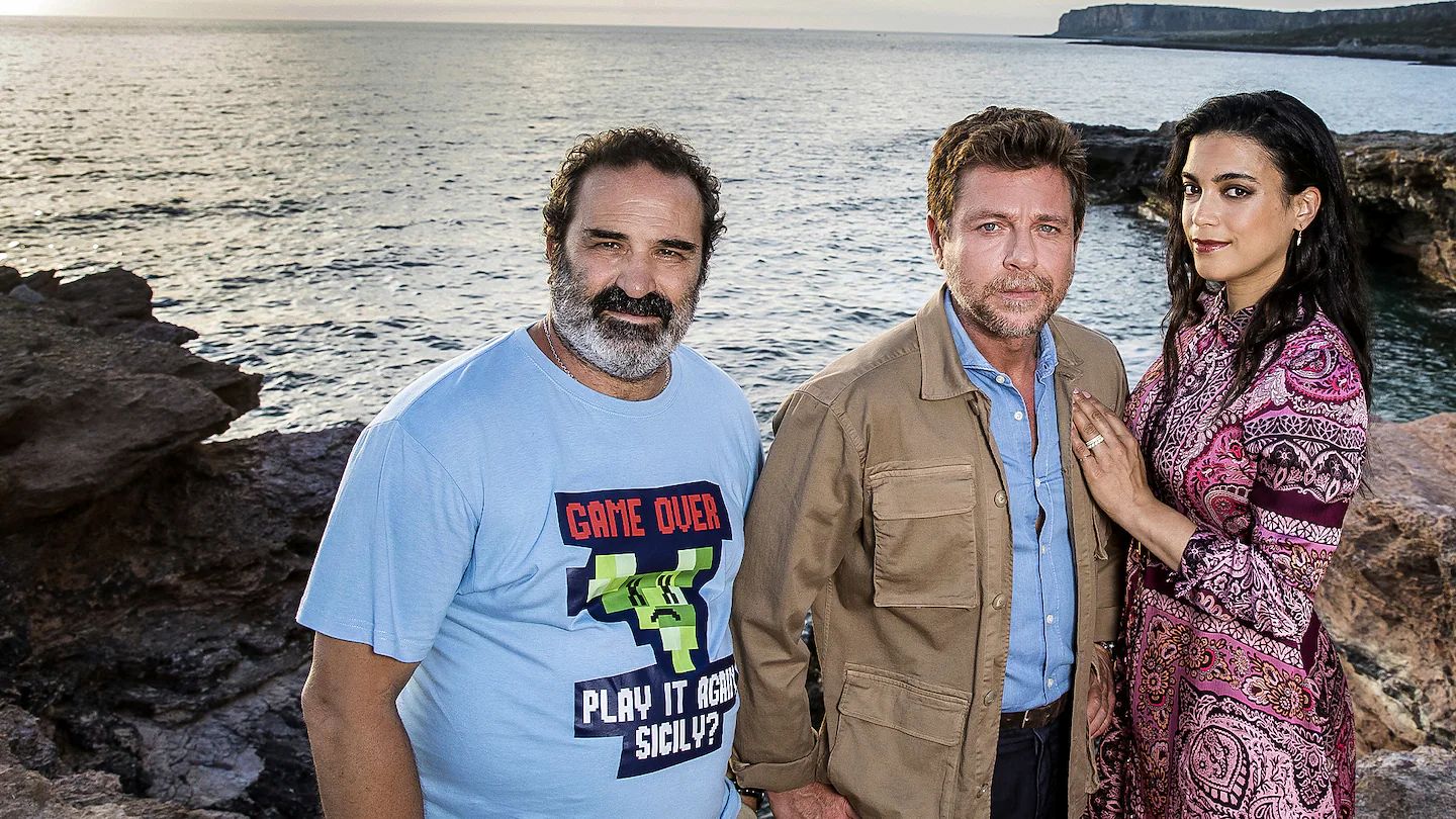 “Màkari 4”, la fiction siciliana con Claudio Gioè, Ester Pantano e Domenico Centamore: stasera la prima puntata in onda su Rai 1