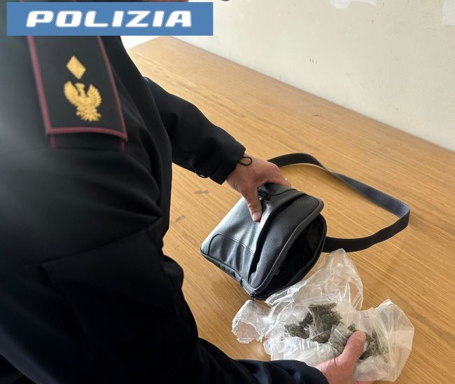 Misterbianco, 19enne prova a nascondere la marijuana in cucina: denunciato dalla Polizia di Stato