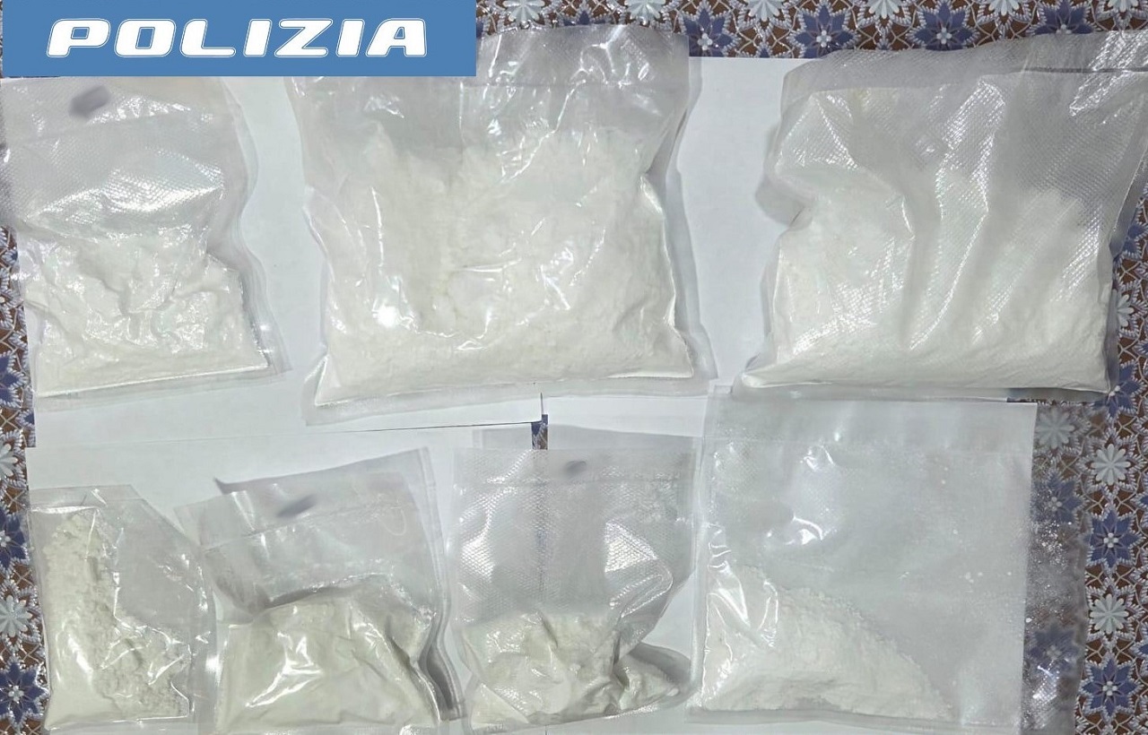 A Catania una 72enne con hobby particolari: nascondeva pistole, cocaina e AK47