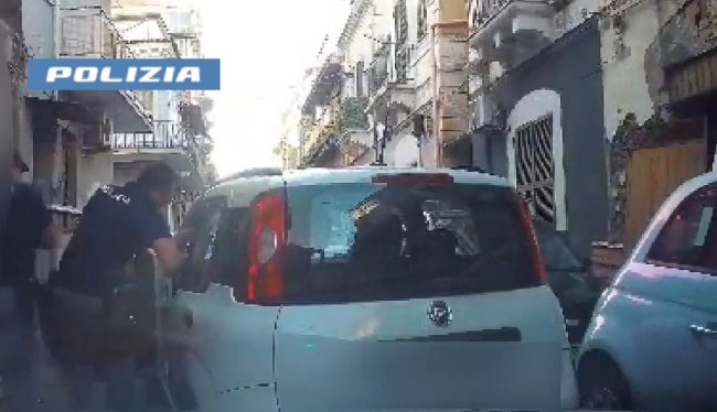 Non si fermano al posto di blocco e tamponano un’auto più avanti: due arresti a Catania