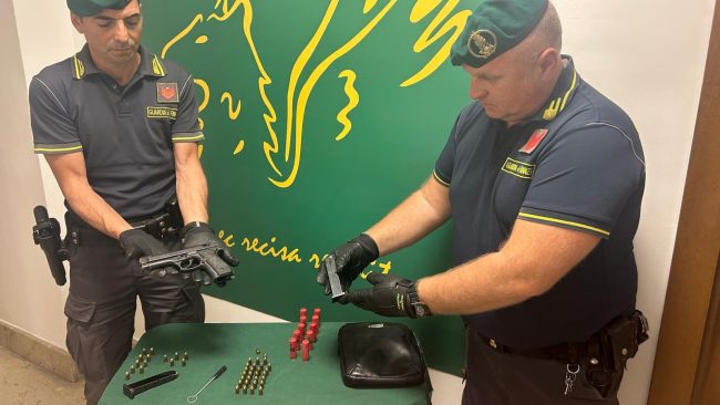 Nascondeva una pistola calibro 92 e un’infinità di munizioni: l’arresto a San Cristoforo