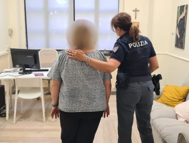 Catania, aggredisce genitori per estorcere soldi e comprare alcol: arrestato 43enne