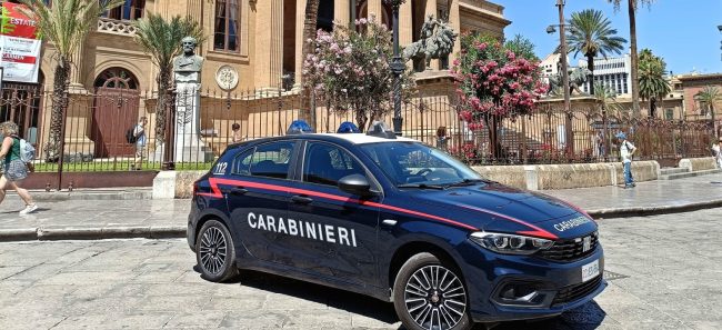 Tira un pugno ad un carabiniere per scappare dal posto di blocco: 31enne palermitano ai domiciliari