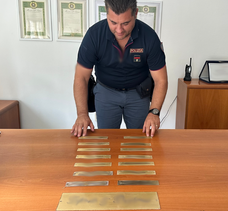 Catania, ruba targhe e pomelli in ottone per rivenderli a 2 euro al chilo: denunciato un 43enne