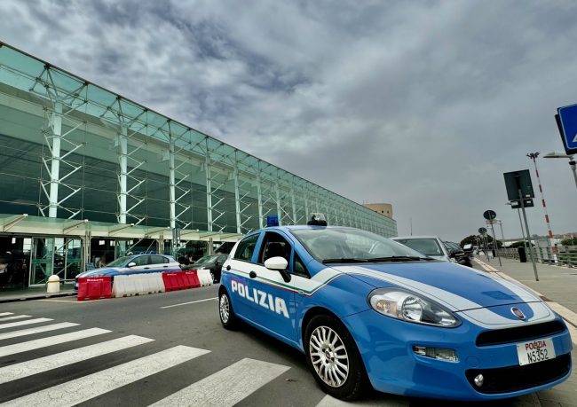 Catania, trova il portafoglio di un turista con soldi e documenti e lo consegna alla Polizia di Stato