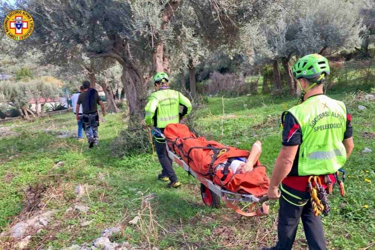 Scivola dalla scala e cade mentre raccoglie le olive: soccorsa 55enne nel Palermitano