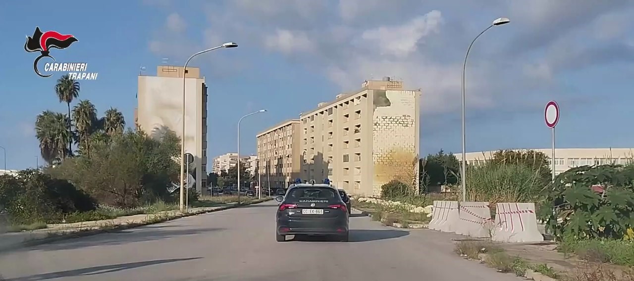 Blitz a Trapani, smantellato bunker della droga: tre arresti – VIDEO