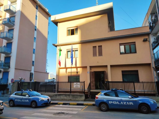 Picchiava la madre e vendeva i suoi elettrodomestici per la droga: un arresto nel Palermitano
