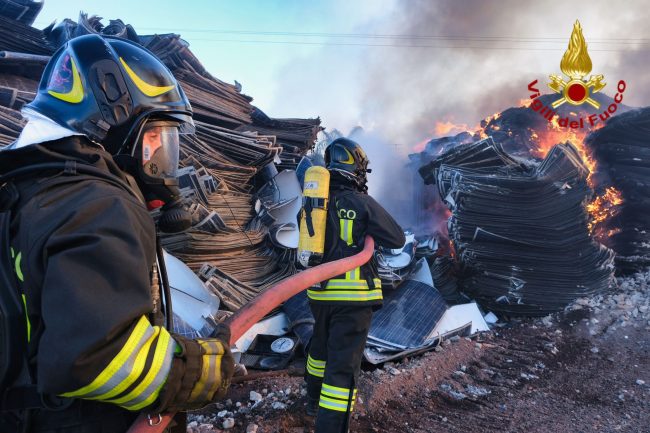 Belpasso, vasto incendio in una ditta di smaltimento di elettrodomestici – VIDEO