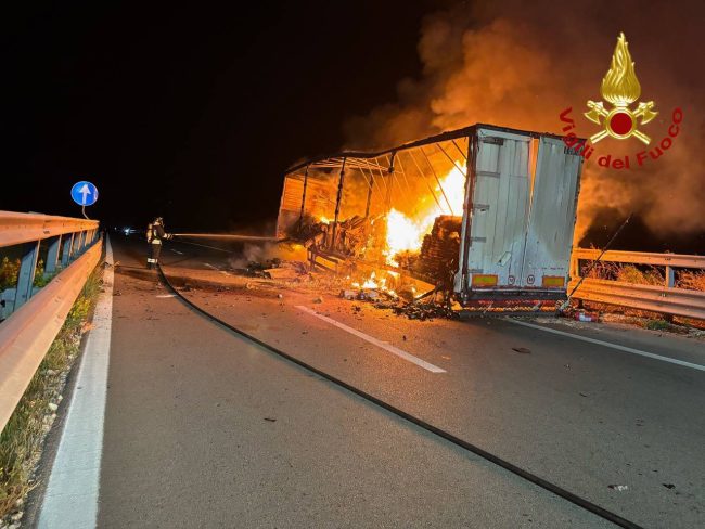 Camion prende fuoco sulla A19 in direzione Catania: corsia chiusa