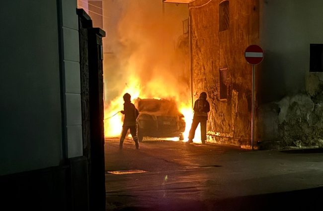 Due auto avvolte dalle fiamme a Viagrande