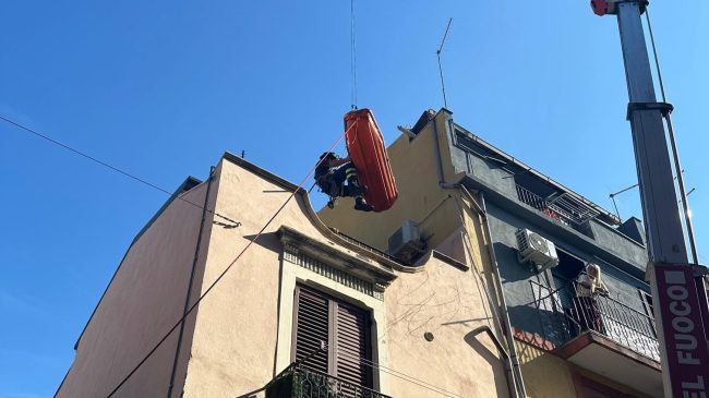 Catania, donna cade in casa: soccorsa dai vigili del fuoco con manovra speciale