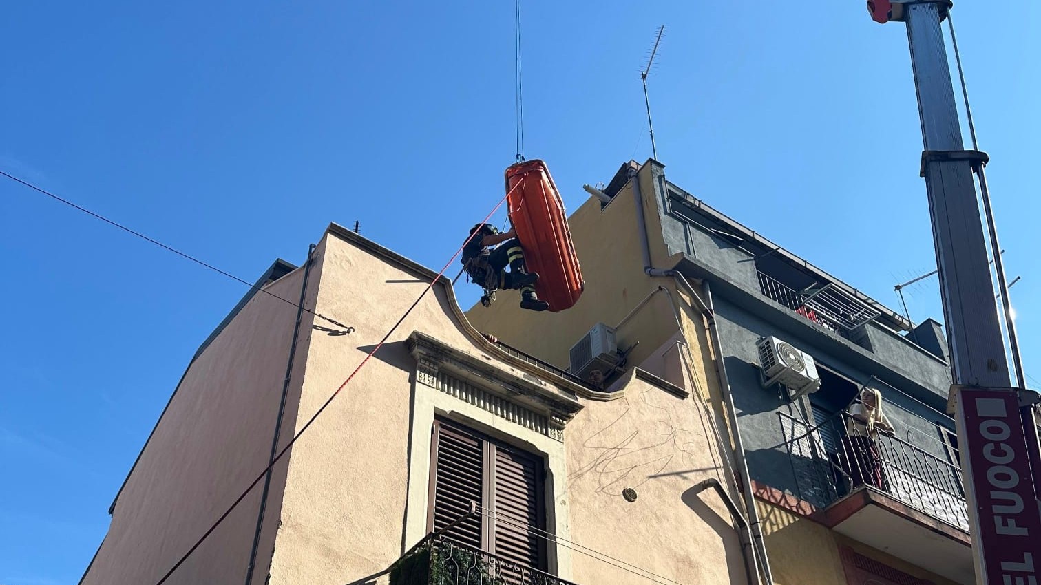 Catania, donna cade in casa: soccorsa dai vigili del fuoco con manovra speciale Catania, donna cade in casa: soccorsa dai vigili del fuoco con manovra speciale