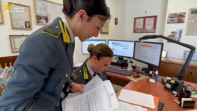 Arrestato funzionario regionale a Palermo: colto in flagrante mentre intascava una mazzetta