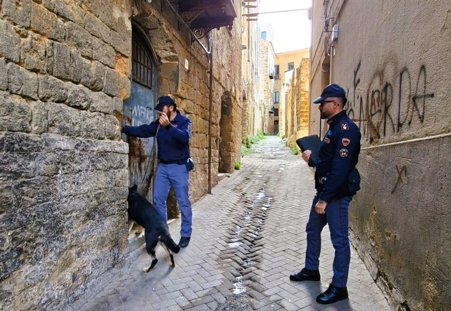 Caltanissetta, blitz della polizia nel centro storico: arrestato 35enne per droga, denunciato un 21enne