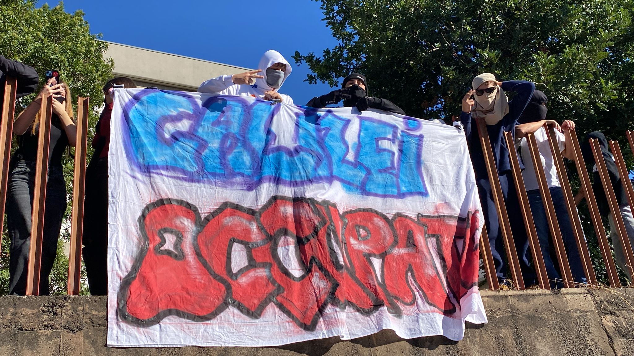 Catania, gli studenti del liceo Galileo Galilei occupano l’istituto: “Negato il diritto al confronto democratico” Catania, gli studenti del liceo Galileo Galilei occupano l’istituto: “Negato il diritto al confronto democratico”