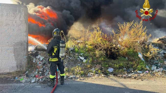 Catania, esplode un incendio di rifiuti: alta colonna di fumo visibile dalla città