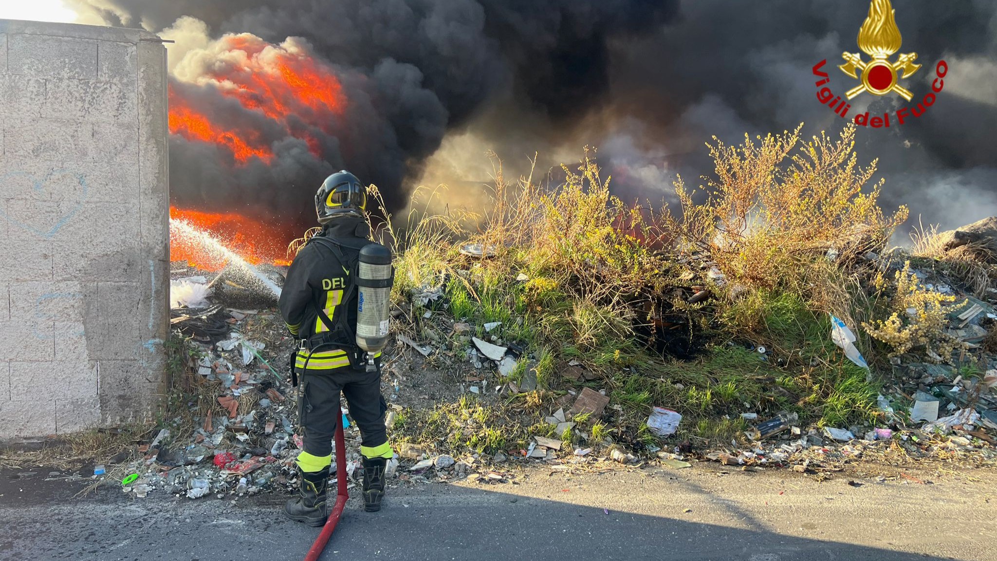 Catania, esplode un incendio di rifiuti: alta colonna di fumo visibile dalla città Catania, esplode un incendio di rifiuti: alta colonna di fumo visibile dalla città