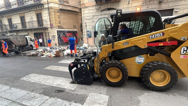 Raccolta rifiuti a Palermo, principio di incendio in un mezzo Rap