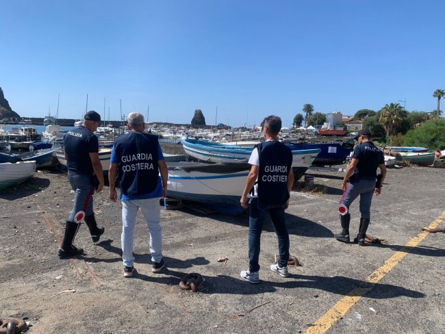 Acitrezza, sequestrate decine di barche per occupazione abusiva del demanio marittimo