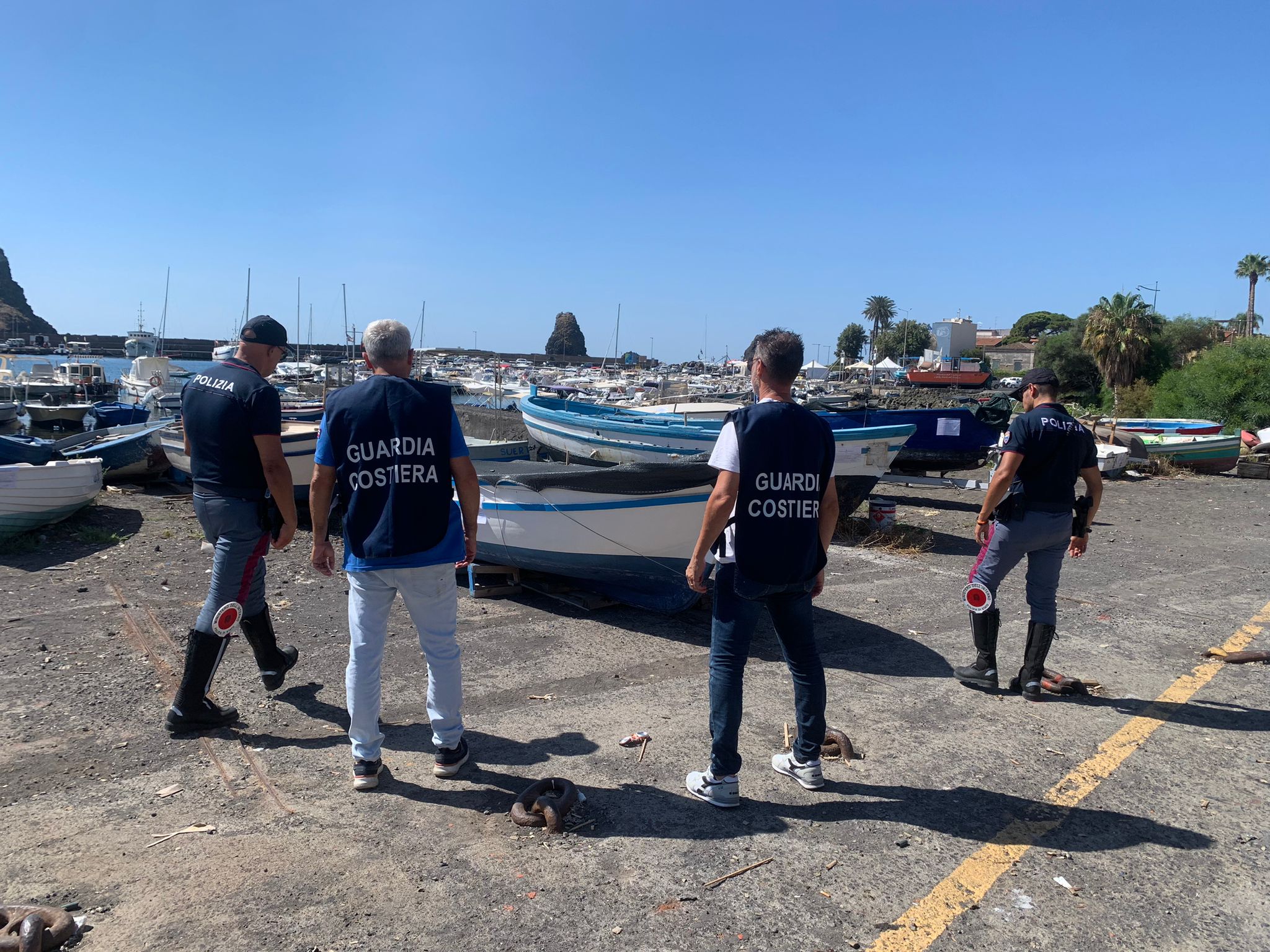 Acitrezza, sequestrate decine di barche per occupazione abusiva del demanio marittimo Acitrezza, sequestrate decine di barche per occupazione abusiva del demanio marittimo