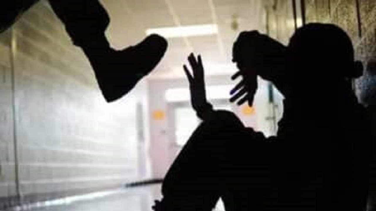 Marsala, un giovane con disturbi psichiatrici aggredisce un anziano per strada