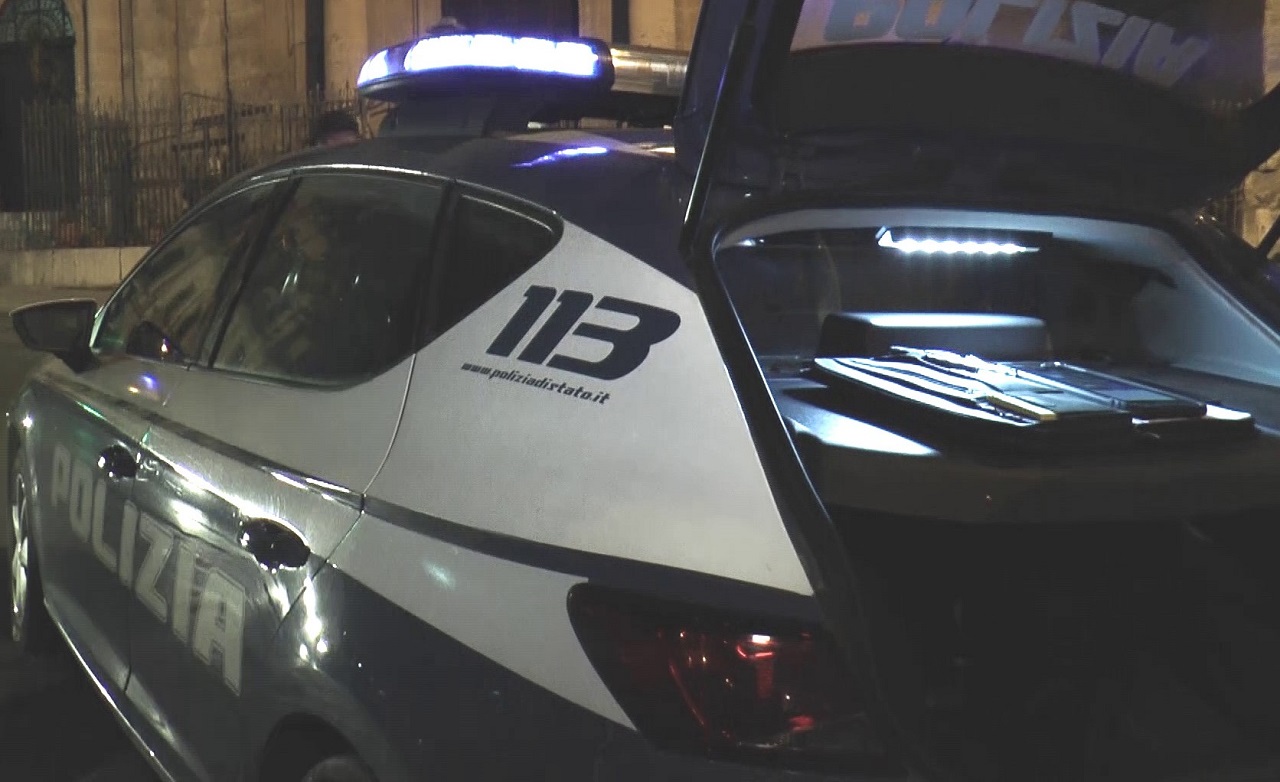 Controlli a Palermo, fermati due giovani in possesso di armi: uno ha 14 anni Controlli a Palermo, fermati due giovani in possesso di armi: uno ha 14 anni
