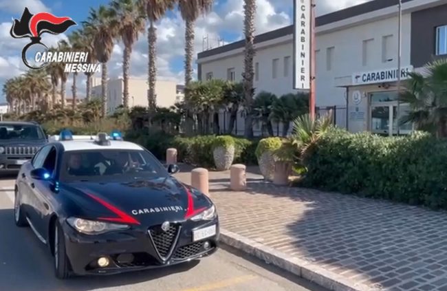 Padre e figli ai domiciliari per estorsione e spaccio nel Messinese