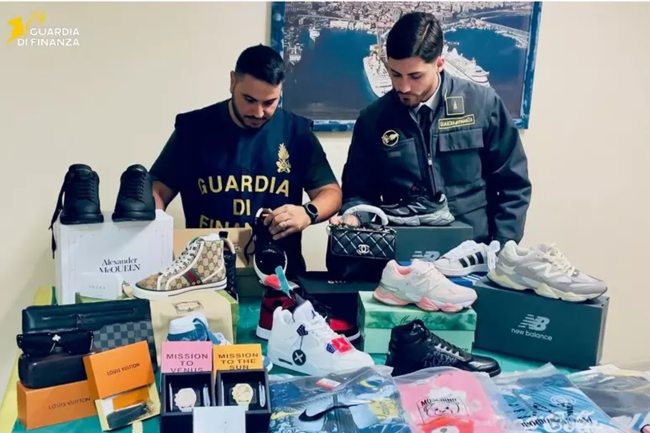 Catania, sequestrati 6.600 capi falsi sponsorizzati e venduti sui social