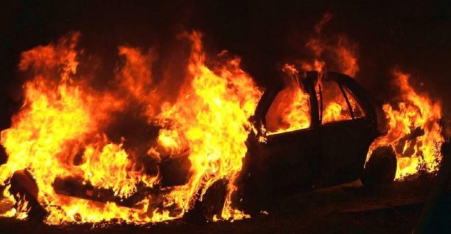 Incendia l’auto dell’ex e fugge in autostrada: 38enne arrestato dopo un incidente