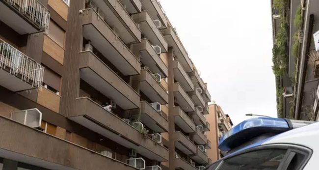 Trapani, bimbo di 10 anni cade dal terzo piano: è grave