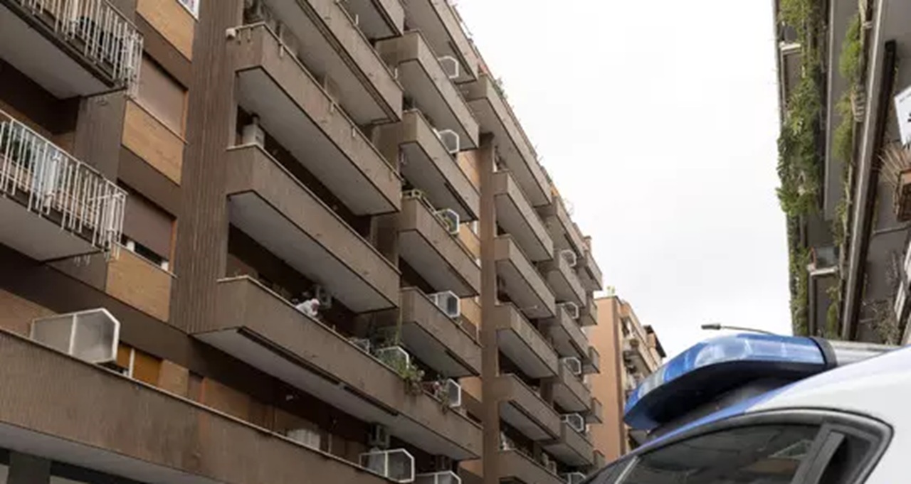 Trapani, bimbo di 10 anni cade dal terzo piano: è grave
