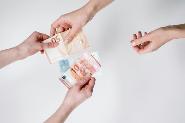 Regolamentati i bonifici istantanei: da domani dovranno essere garantiti in ogni banca