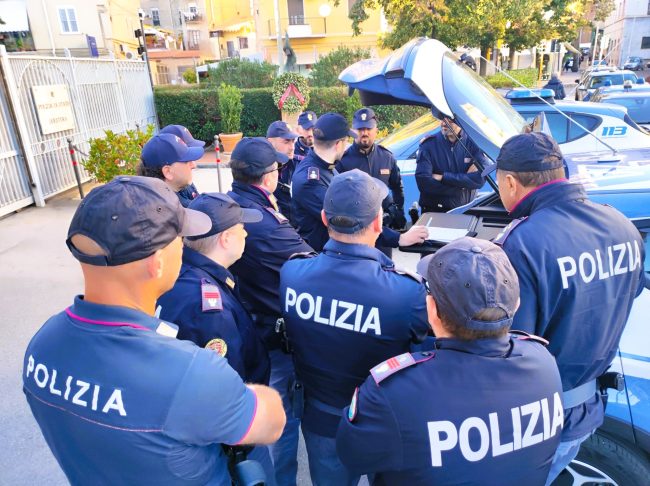 Caltanissetta, controlli straordinari nel centro storico: sequestrato zaino con hashish e 204 persone identificate