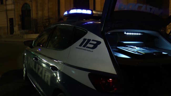 Palermo, fermato su strada ingoia quattro dosi di crack e tenta la fuga: arrestato 24enne