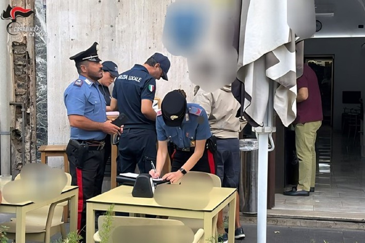 Armi in auto, tavolini abusivi, multe salatissime: maxi controllo a Catania