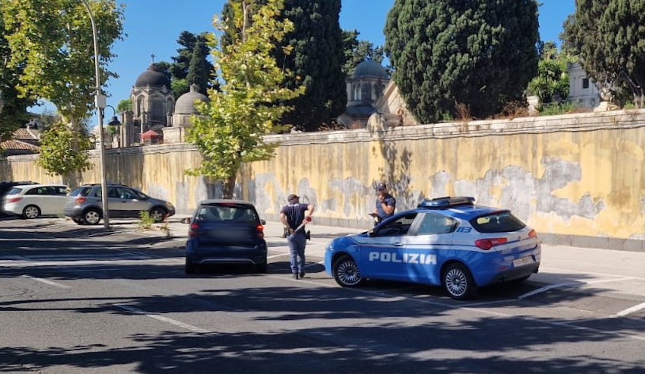 Catanese fermato a un posto di blocco scoperto con una mazza di 80 centimetri nel cofano