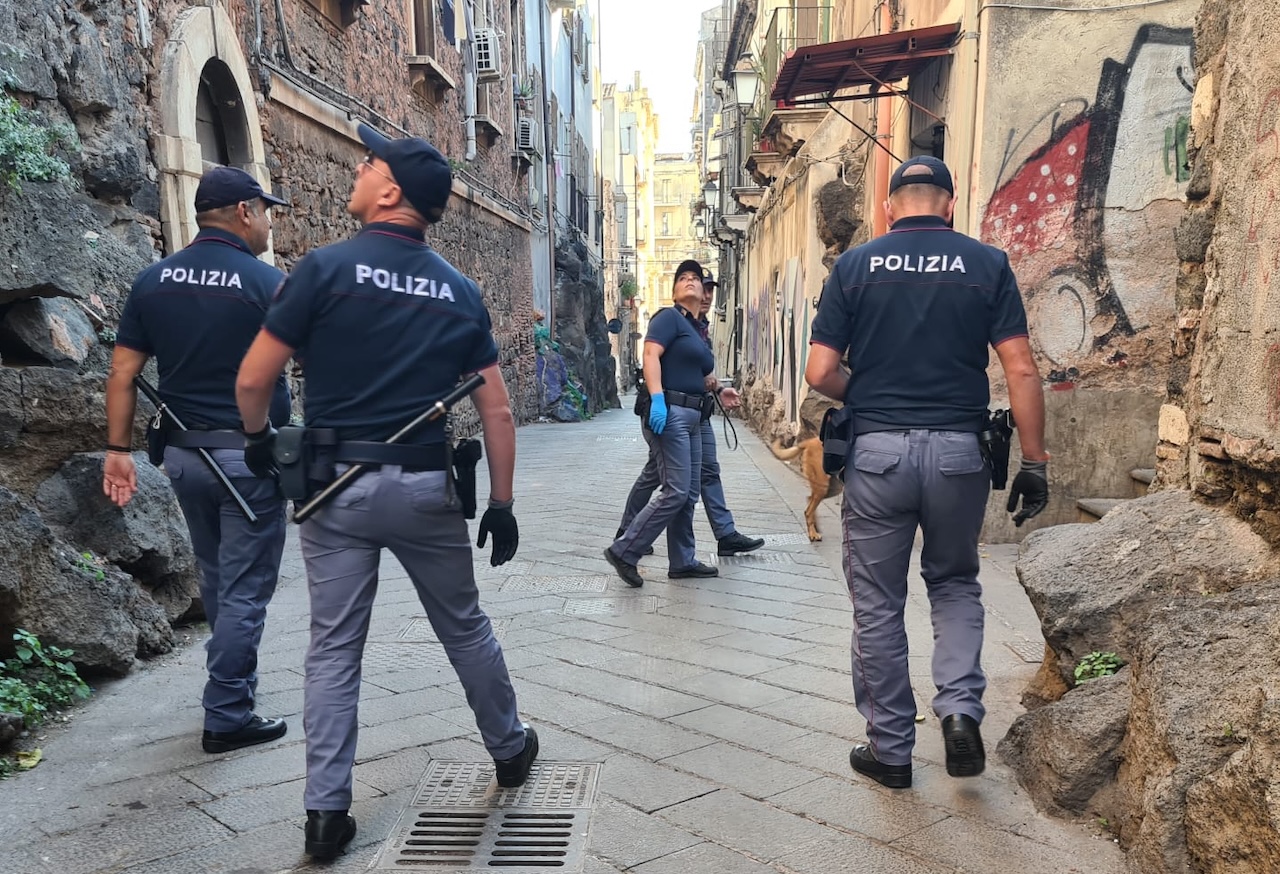 Catania, controlli della Polizia nel centro cittadino: irregolarità in un bar e multe per 5.000 euro