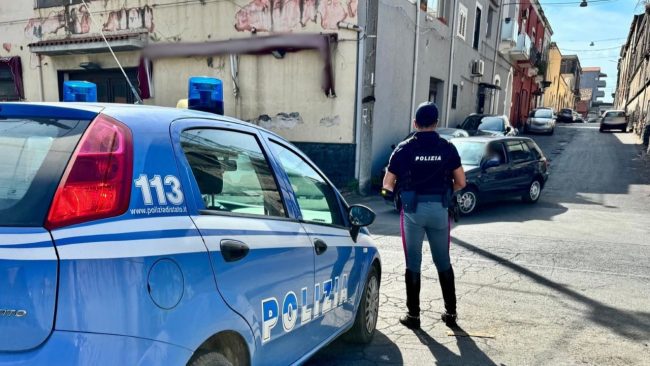 La passeggiata “dal profumo” di droga di un giovane ai domiciliari: un arresto a Catania