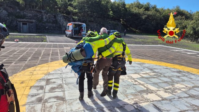 Etna, escursionista tedesco soccorso in elicottero alla Grotta del Gelo