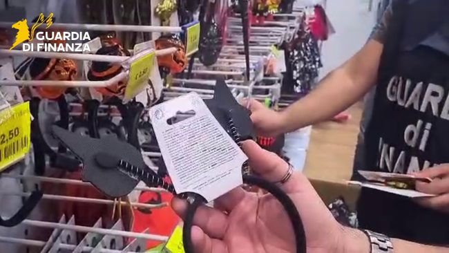 Caltanissetta, sequestrati oltre 7mila prodotti di Halloween non sicuri: maschere e costumi privi delle indicazioni obbligatorie
