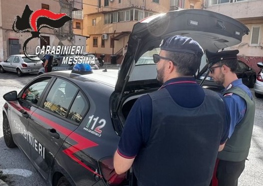 Messina, getta la droga dal finestrino ma i carabinieri lo vedono: arrestato 33enne