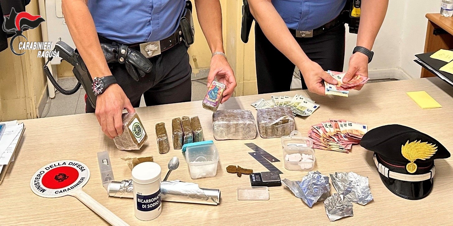 Ragusa, scoperto punto di spaccio in centro: sequestro da quasi 2 chili di droga