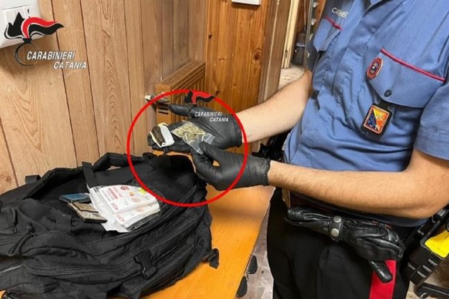 Doppio caso di droga nel Catanese: nei guai due giovani