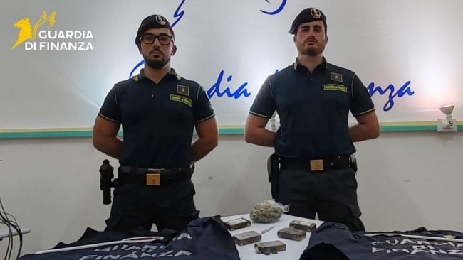 In autostrada con mezzo chilo di droga, palermitano nei guai